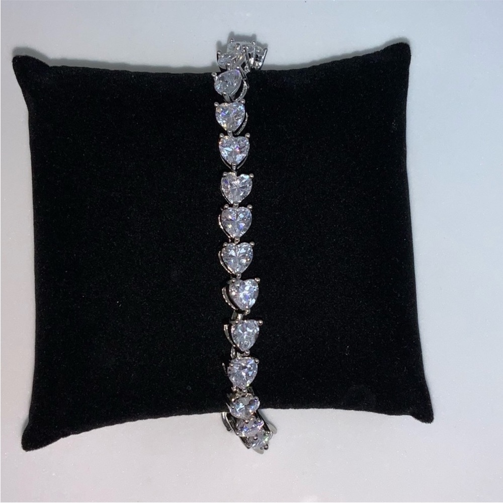 18k 30ct Heart Tennis Bracelet - Picture 14 of 17